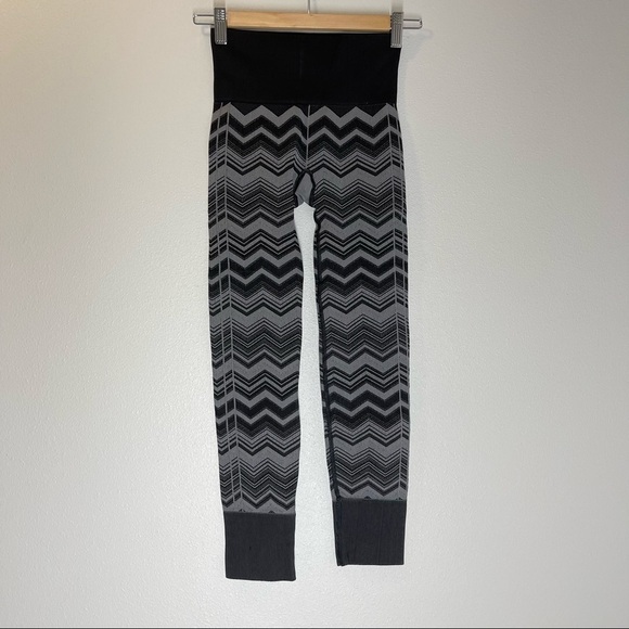 Lululemon Ebb To Street Leggings Black Gray Heathered Slate
Chevron Size 2 Women - Picture 2 of 8